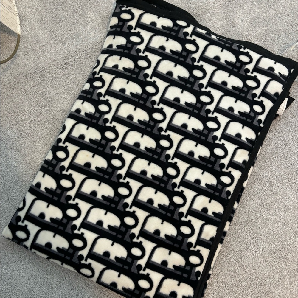 Dior blanket
